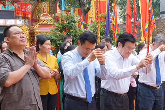 Các đại biểu thắp hương tưởng niệm Quốc công Tiết chế Hưng Đạo Đại vương Trần Quốc Tuấn.