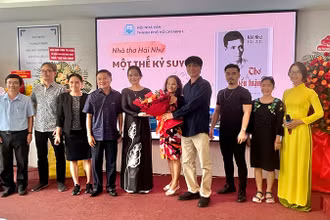 Đại diện gia đình nhà thơ Hải Như tặng hoa cho Hội Nhà văn Thành phố Hồ Chí Minh.
