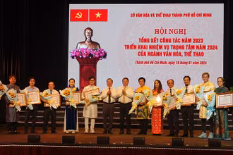 Trao Bằng khen của Ủy ban nhân dân Thành phố Hồ Chí Minh cho các cá nhân có thành tích xuất sắc trong năm 2023.