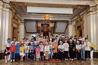 Các em tham quan trụ sở Hội đồng nhân dân-Ủy ban nhân dân Thành phố Hồ Chí Minh.
