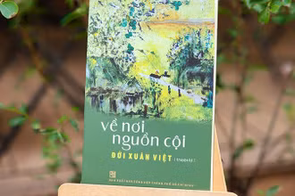 Bìa cuốn truyện ký "Về nơi nguồn cội".