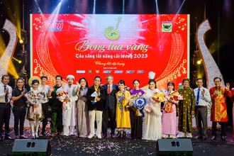 Các đại biểu, hội đồng giám khảo chúc mừng các thí sinh đoạt giải.