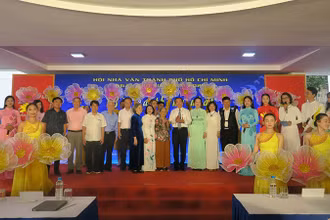 Đồng chí Nguyễn Văn Nên, Ủy viên Bộ Chính trị, Bí thư Thành ủy Thành phố Hồ Chí Minh chụp ảnh lưu niệm với các đại biểu, nhà thơ, nhà văn trong chương trình.