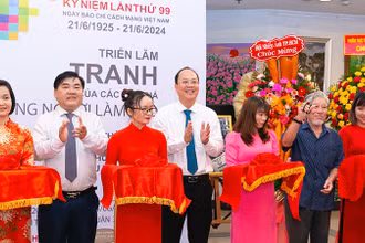 Các đại biểu thực hiện nghi thức cắt băng khai mạc triển lãm. (Ảnh: Thế Anh)