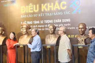 Hội Mỹ thuật Thành phố Hồ Chí Minh trao tặng 32 tượng chân dung chiến sĩ cách mạng cho Bảo tàng Côn Đảo.