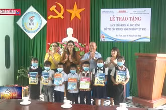 Trao học bổng cho học sinh nghèo vượt khó tại KonTum