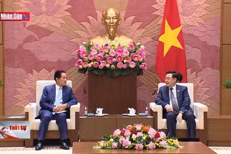 Chủ tịch Quốc hội tiếp Đoàn đại biểu cấp cao Thủ đô Phnôm Pênh