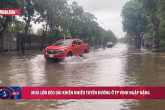 Mưa lớn kéo dài khiến nhiều tuyến đường ở TP Vinh ngập nặng