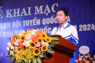 Thí sinh Tạ Đức Anh, Trường THPT chuyên Đại học Sư phạm Hà Nội, đại diện cho 190 thí sinh, phát biểu tại lễ khai mạc kỳ thi (Ảnh: Bộ Giáo dục và Đào tạo)