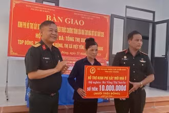 [Video] Bàn giao nhà tình nghĩa cho bà Tống Thị Xuyến