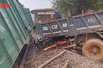 [Video] Hà Tĩnh: Tàu hàng lật ngang khi va chạm với xe tải