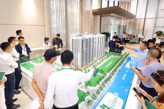 Khách hàng tham quan, nghe giới thiệu về một dự án bất động sàn tại Hà Nội. (Ảnh: Hải Phong)