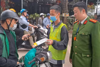 Điểm trông giữ xe ô-tô không dùng tiền mặt tại Phủ Tây Hồ (Hà Nội). (Ảnh: Báo Công an nhân dân)