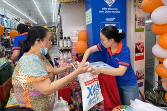 Khách mua hàng tại cửa hàng mới khai trương.
