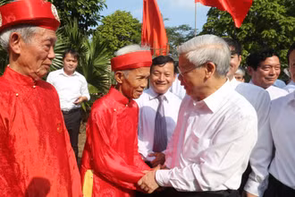 Tổng Bí thư Nguyễn Phú Trọng dự Ngày hội Đại đoàn kết toàn dân tộc với nhân dân thôn Tháp Thượng, xã Song Phượng, huyện Đan Phượng, thành phố Hà Nội. (Ảnh: TTXVN)