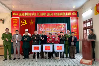 Thanh tra Công an tỉnh Sơn La đã tổ chức tặng quà cho người nghèo, người có hoàn cảnh khó khăn tại địa bàn xã Tân Xuân, huyện Vân Hồ. (Ảnh: Trang thông tin điện tử Công an tỉnh Sơn La)