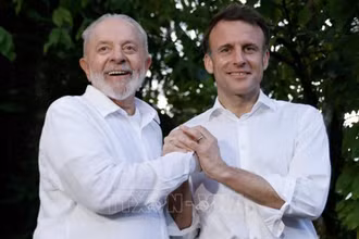 Tổng thống Pháp Emmanuel Macron (phải) và Tổng thống Brazil Luiz Inacio Lula da Silva tại cuộc gặp ở Belem ngày 26/3/2024. (Ảnh: AFP/TTXVN)