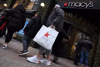 Ảnh minh họa: Khách hàng rời khỏi cửa hàng của thương hiệu bán lẻ hàng đầu Macy's ở khu trung tâm Manhattan, thành phố New York (Mỹ) ngày 11/12/2023. (Ảnh: REUTERS)