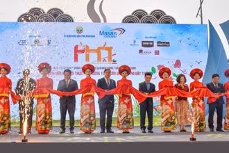 Các đại biểu cắt băng khai mạc Festival Phở 2024. Ảnh: NHẬT QUANG
