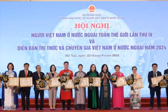 Lễ tặng thưởng các cá nhân có đóng góp quan trọng vào công tác người Việt Nam ở nước ngoài. (Nguồn: TTXVN) 