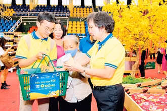 Người nghèo vui mừng mua hàng tại Siêu thị mini Tết 0 đồng.
