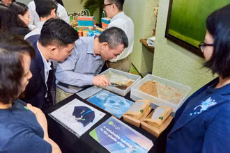 Các sản phẩm của Công ty nhựa sinh học BUYO thu hút sự quan tâm của người tiêu dùng. (Ảnh: Thu Nga)