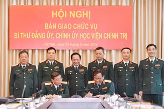 Thượng tướng Trịnh Văn Quyết và các đại biểu chứng kiến Trung tướng Trương Thiên Tô và Thiếu tướng Nguyễn Bá Hùng ký kết biên bản bàn giao. (Ảnh: Báo Quân đội nhân dân)