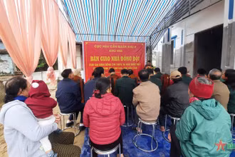 Toàn cảnh buổi bàn giao Nhà đồng đội cho Thiếu tá Hoa Quốc Đạt, Trợ lý Chính trị Kho K55, Cục Hậu cần Quân khu 4. Ảnh: Báo Quân đội nhân dân