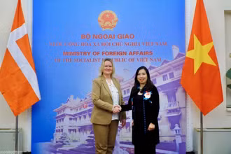 Thứ trưởng Ngoại giao Lê Thị Thu Hằng và Quốc Vụ khanh Ngoại giao Đan Mạch Lina Gandlose Hansen đồng chủ trì Tham vấn chính trị lần thứ 2 giữa Bộ Ngoại giao Việt Nam và Bộ Ngoại giao Đan Mạch. Nguồn: TTXVN 