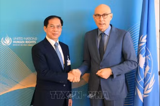 Bộ trưởng Ngoại giao Bùi Thanh Sơn và Cao ủy Nhân quyền của Liên hợp quốc Volker Turk. Ảnh: TTXVN