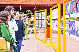 Ảnh minh họa: Các bạn trẻ đến với triển lãm “Vẽ con rồng” do Tired City phối hợp Trung tâm Hoạt động Văn hóa, khoa học Văn Miếu-Quốc Tử Giám tổ chức.