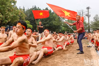 Nghi thức “kéo co ngồi” tại Lễ hội đền Trấn Vũ 2023. Ảnh: NHẬT QUANG