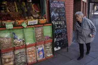 Người dân mua sắm hàng hóa tại cửa hàng ở Buenos Aires, Argentina. (Ảnh: AFP/TTXVN)