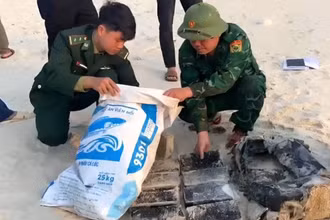 Bộ đội Biên phòng Quảng Bình thu gom ma túy trôi dạt trên bãi biển xã Ngư Thủy Bắc, huyện Lệ Thủy.