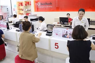 Giao dịch khách hàng tại chi nhánh Ngân hàng SeA bank.