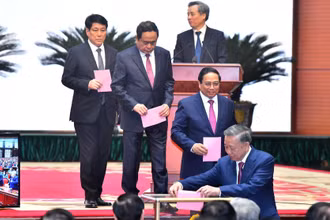 Các đồng chí Lãnh đạo Đảng, Nhà nước bỏ phiếu bầu Tổng Bí thư. 