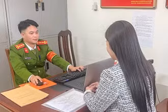 Một nạn nhân bị tội phạm công nghệ cao lừa đảo chiếm đoạt tiền đến trình báo tại cơ quan Công an.