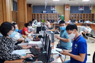Ảnh minh họa: Cán bộ Trung tâm Phục vụ hành chính công tỉnh Vĩnh Phúc phục vụ nhân dân.
