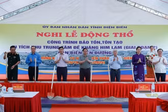 Thủ tướng Phạm Minh Chính dự khởi công công trình tôn tạo Di tích Khu Trung tâm đề kháng Him Lam, lễ gắn biển đường Phạm Văn Đồng. (Ảnh: TTXVN)