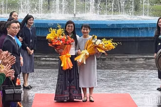 Phu nhân Lê Thị Bích Trân tiếp đón Phu nhân Ishiba Yoshiko tại Làng Văn hoá-Du lịch các dân tộc Việt Nam. 