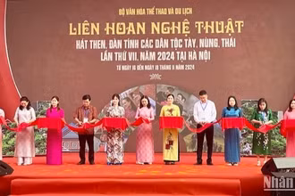 Các đại biểu cắt băng khai mạc liên hoan. 