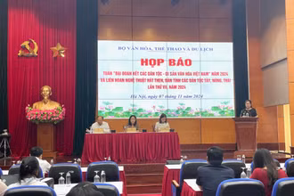 Quang cảnh họp báo. 