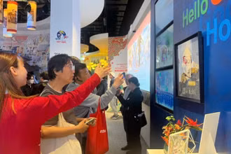 Khách tham quan không gian sản phẩm thủ công của Nhà Triển lãm Việt Nam tại EXPO 2025. (Ảnh: Cục Hợp tác quốc tế)