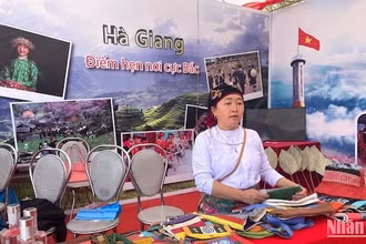 Chị Giàng Thị Say giới thiệu sản phẩm lưu niệm làm từ vải lanh. 