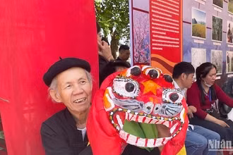 Nghệ nhân Hoàng Choóng giới thiệu mặt nạ sư tử mèo.