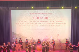 Văn nghệ chào mừng hội nghị. 