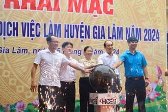 Các đại biểu thực hiện nghi thức khai mạc tại Phiên giao dịch.