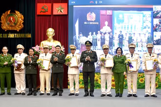 Ban Giám đốc Công an tỉnh Thanh Hóa trao quyết định nghỉ công tác trước hạn tuổi cho 8 đồng chí.