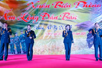 Một tiết mục văn nghệ do Bộ đội Biên phòng biểu diễn.