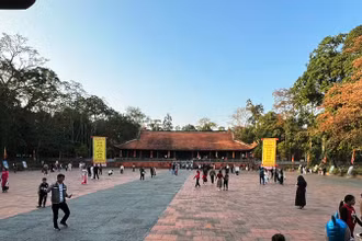 Du khách về với Lam Kinh.
